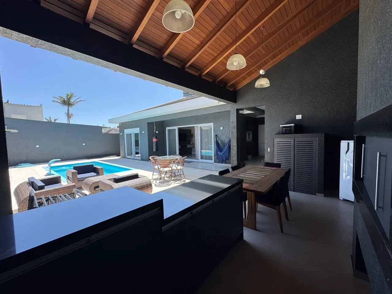 Piscina ou praia? Como escolher o imóvel ideal para a sua temporada