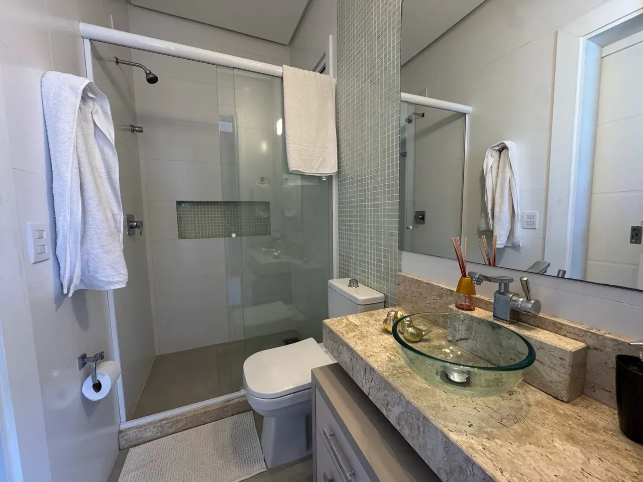 Roupa de cama, toalhas e itens essenciais: o que conferir antes de reservar